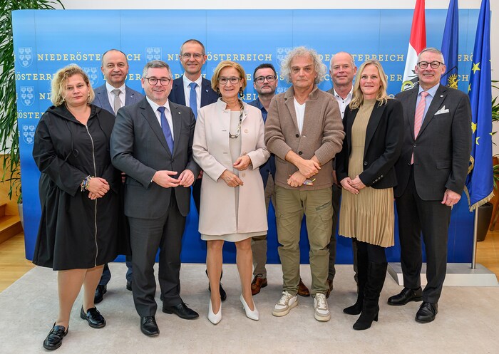 All in agreement on the new salary model for Lower Austria's hospital doctors: LGA board members Elisabeth Bräutigam and Konrad Kogler, Regional Councillor for Hospitals Ludwig Schleritzko, LGA board member Alfred Zens, Governor Johanna Mikl-Leitner, Works Council Chairman Gottfried Feiertag, Lower Austrian Medical Association Vice President Wolfgang Walentich, Lower Austrian GÖD Chairman Karl Streicher, Elisabeth Auer from the regional government and Lower Austrian Medical Association President Harald Schlögel (from left).
