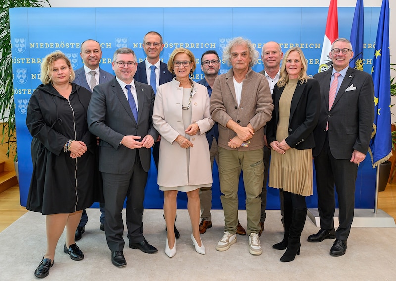 All in agreement on the new salary model for Lower Austria's hospital doctors: LGA board members Elisabeth Bräutigam and Konrad Kogler, Regional Councillor for Hospitals Ludwig Schleritzko, LGA board member Alfred Zens, Governor Johanna Mikl-Leitner, Works Council Chairman Gottfried Feiertag, Lower Austrian Medical Association Vice President Wolfgang Walentich, Lower Austrian GÖD Chairman Karl Streicher, Elisabeth Auer from the regional government and Lower Austrian Medical Association President Harald Schlögel (from left). (Bild: NLK Burchhart)