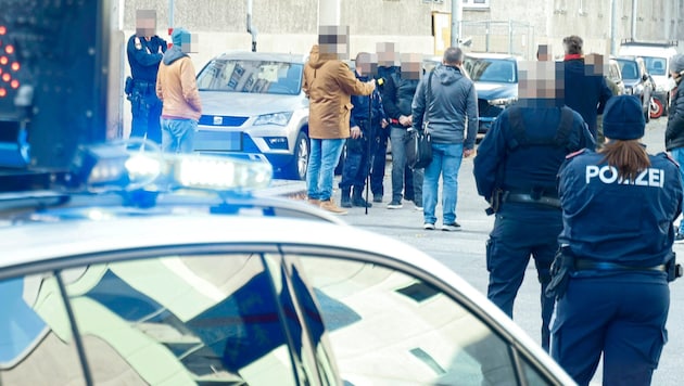 Reconstruction of the crime in the 2nd district with a large police contingent, the accused and a drone. (Bild: Holl Reinhard/Reinhard Holl, Krone KREATIV)