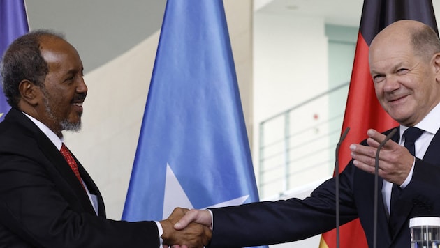 From the left: Somalia's President Hassan Sheikh Mohamud and Germany's Federal Chancellor Olaf Scholz (Bild: AFP/Odd Andersen)