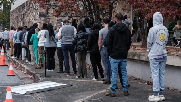 Wähler stehen in Georgia Schlange. (Bild: AFP/Yasuyoshi CHIBA)