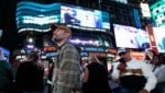 Times Square in New York: Menschen verfolgen die Wahlberichterstattung. (Bild: AFP/TIMOTHY A. CLARY)