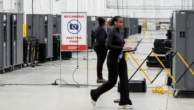 Hektik in einem Wahllokal in Atlanta im US-Bundesstaat Georgia (Bild: AP/The Associated Press)