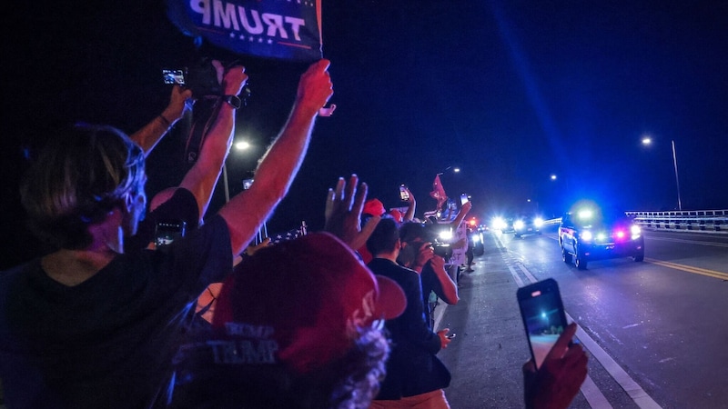 Trump supporters cheered the convoy that brought Trump to the election party. (Bild: AFP/AFP or licensors, Krone KREATIV)