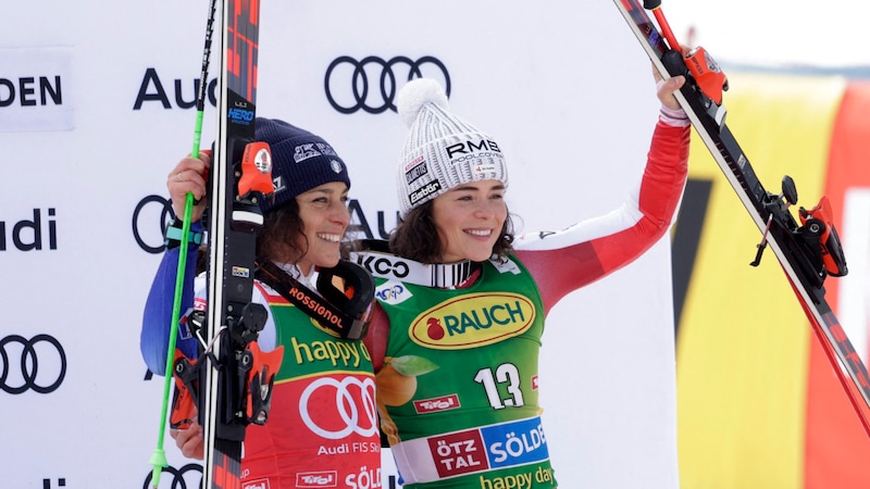 Julia Scheib - who skied to third place in Sölden with a Rossignol binding - cheered with Brignone. Naturally, a Rossignol binding was mounted on the presentation ski. (Bild: REUTERS)