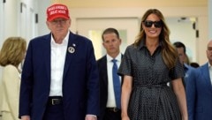 Der Look von Melania Trump sorgte am US-Wahltag für Aufsehen. (Bild: APA/AP Photo/Evan Vucci)