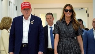 Der Look von Melania Trump sorgte am US-Wahltag für Aufsehen. (Bild: APA/AP Photo/Evan Vucci)