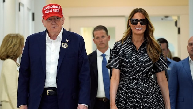 Der Look von Melania Trump sorgte am US-Wahltag für Aufsehen. (Bild: APA/AP Photo/Evan Vucci)