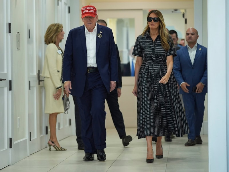 Melania Trump entschied sich für keinen US-Designer, sondern für einen Look der Luxusmarke Dior. (Bild: APA/AP Photo/Evan Vucci)