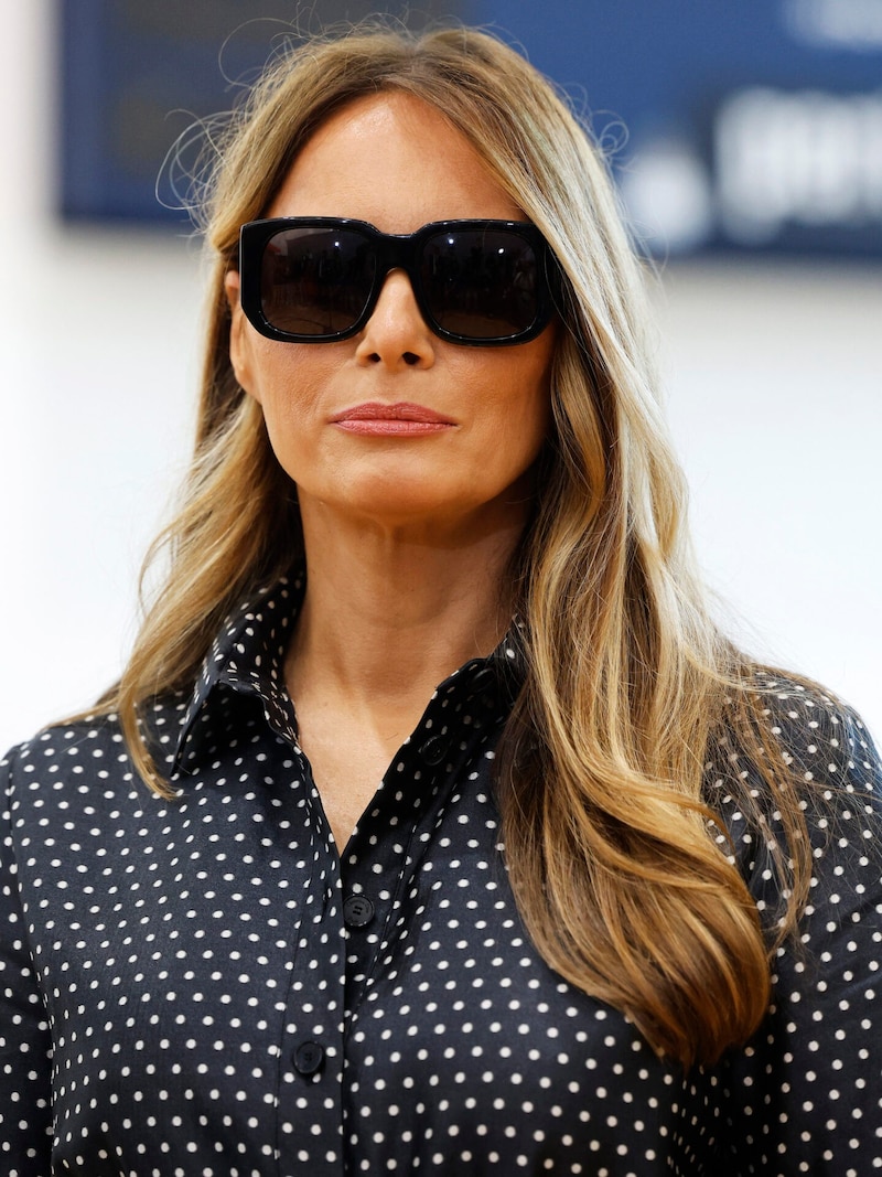 Melania Trump trug zum Polka-Dot-Kleid eine dunkle Sonnenbrille. (Bild: APA/Getty Images via AFP/GETTY IMAGES/CHIP SOMODEVILLA)