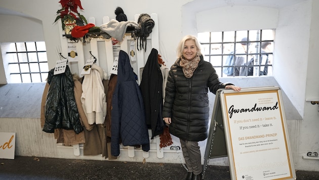 Stadträtin Andrea Brandner vor der „Gwandwand“ in der Aicherpassage (Bild: Verein Gwandwand/Hermann Hermeter)