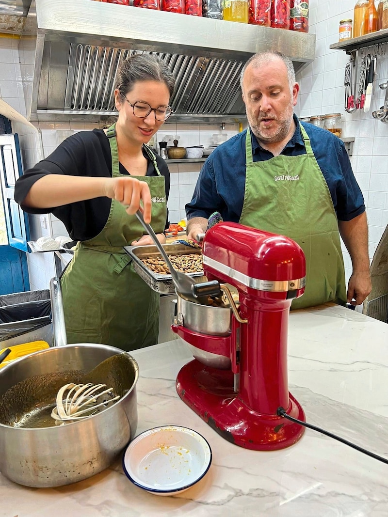 George Larry Zammit, owner of the Maldonado Bistro in Gozo's capital Victoria, shows how to make bigilla and nougat. (Bild: Hannah Michaeler)