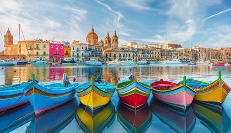 Dafür ist Malta bekannt: bunte Boote, blaues Meer, Bauwerke aus Sandstein, hier in Marsaxlokk (Bild: stock.adobe.com/Andres Mejia - stock.adobe.com)