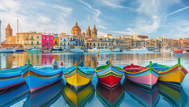 This is what Malta is known for: colorful boats, blue sea, sandstone buildings, here in Marsaxlokk (Bild: stock.adobe.com/Andres Mejia - stock.adobe.com)