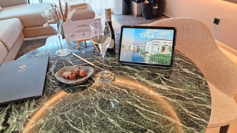 Reception with sparkling wine, tablet and chocolates (Bild: Mario Aberl)