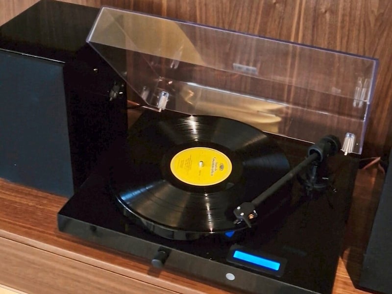 Special feature in every villa: a record player (Bild: Mario Aberl)