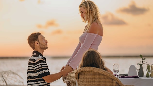 Timur Ülker gets down on one knee in front of his longtime girlfriend Caroline Steinhof. (Bild: Raaya by Atmosphere)