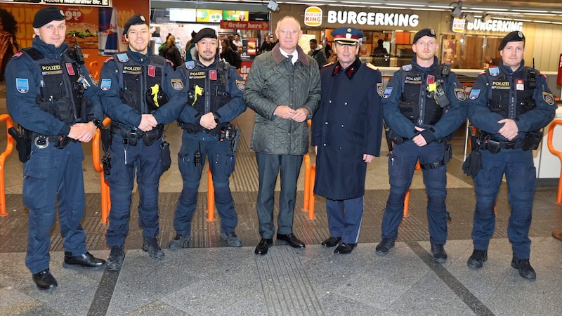 Interior Minister Karner and Police Chief Pürstl with officers at Westbahnhof station (Bild: Zwefo)