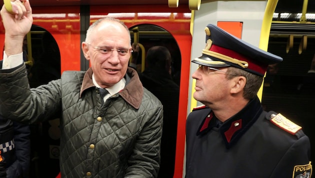 Rare guests in the U6: Interior Minister Gerhard Karner and Vienna's Chief of Police Gerhard Pürstl (Bild: Zwefo)