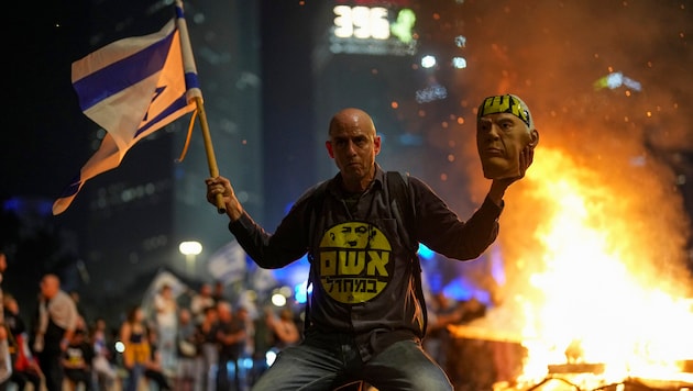 The dismissal of the popular defense minister sparked protests in the metropolis of Tel Aviv. (Bild: APA/Associated Press)