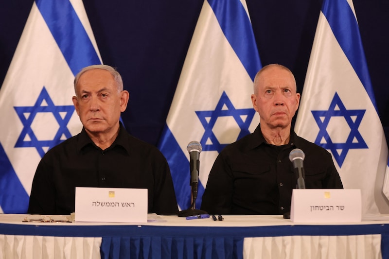 Netanyahu erklärte, er habe das Vertrauen in seinen Verteidigungsminister Gallant verloren. (Bild: APA/AFP)