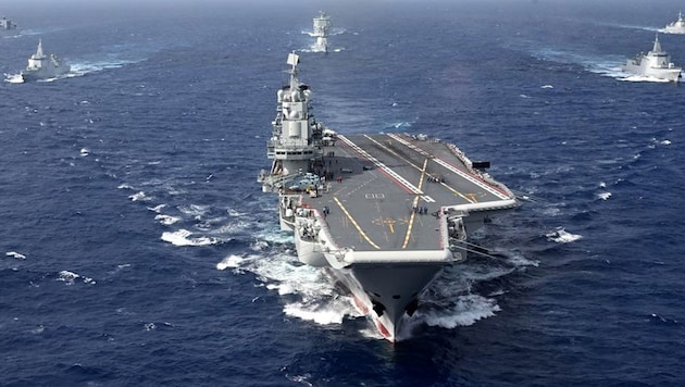 China's aircraft carriers with redoubts are based on Soviet technology and resemble the Russian Admiral Kuznetsov. The Liaoning was once purchased semi-finished by the Ukraine and then finalized in China. (Bild: Xinhua News)