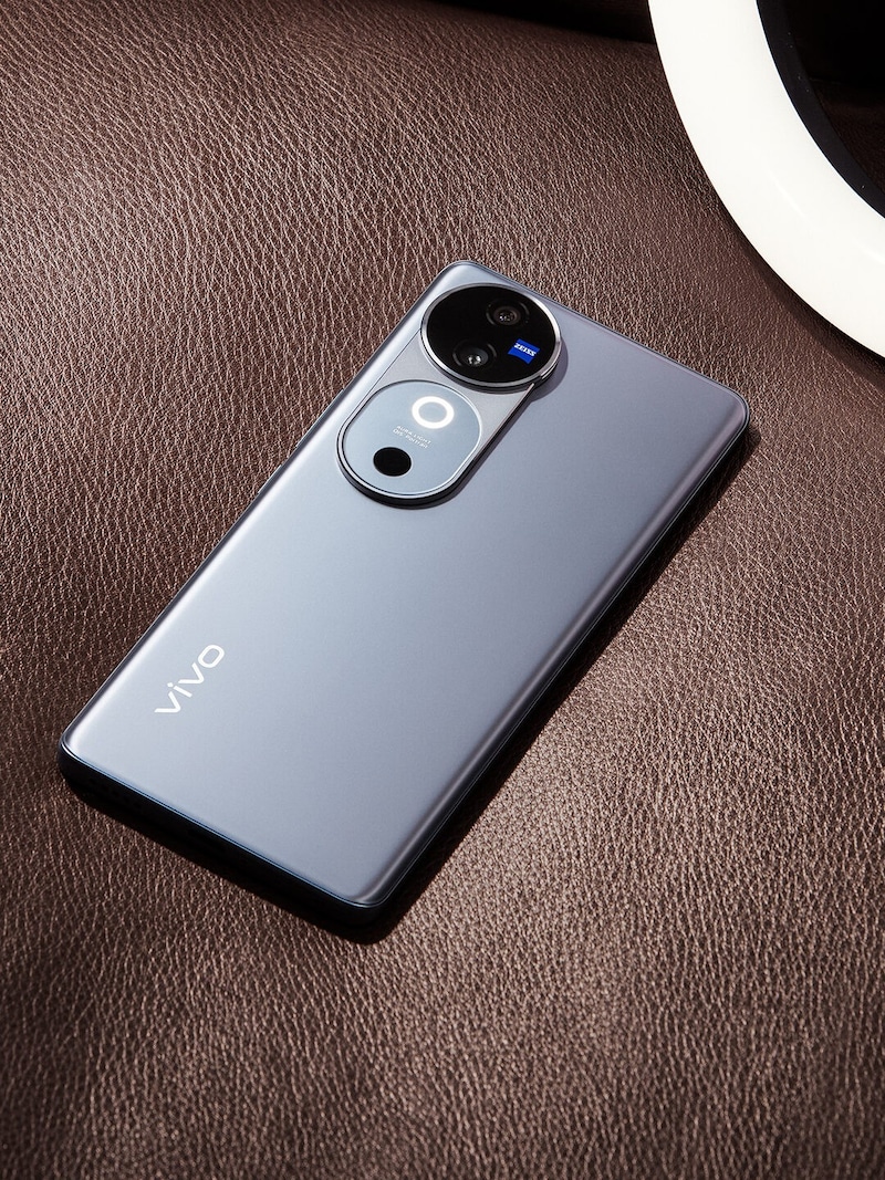 The new vivo V40 in the Stellar Silver color variant. (Bild: vivo)