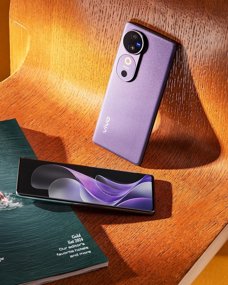 The new vivo V40 in the Nebula Purple color variant. (Bild: vivo)