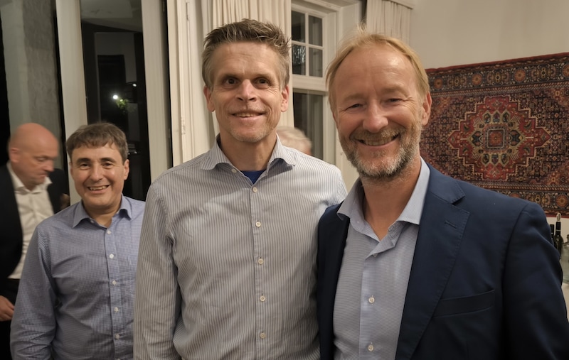 Kjetil-Andre Aamodt (right) believes in Marcel Hirscher and met "Krone" reporter Christian Reichel (center) and Austria's ambassador Stefan Pehringer in Oslo. (Bild: Privat)