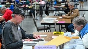Stimmauszählung in den USA (Bild: APA/AFP/Alex Wroblewski)