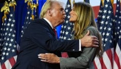 Um dieses Busserl kommt Melania – sie verhielt sich auffallend still im Wahlkampf und war kaum zu sehen – in Palm Beach nicht herum.  (Bild: AP)