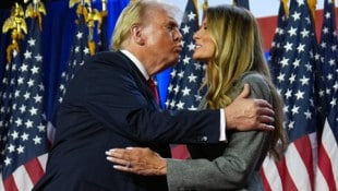 Um dieses Busserl kommt Melania – sie verhielt sich auffallend still im Wahlkampf und war kaum zu sehen – in Palm Beach nicht herum.  (Bild: AP)