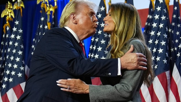 Melania - who kept conspicuously quiet during the election campaign and was barely visible - could not avoid this kiss in Palm Beach. (Bild: AP)