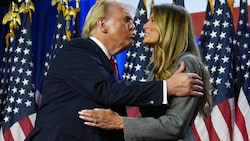 Um dieses Busserl kommt Melania – sie verhielt sich auffallend still im Wahlkampf und war kaum zu sehen – in Palm Beach nicht herum.  (Bild: AP)