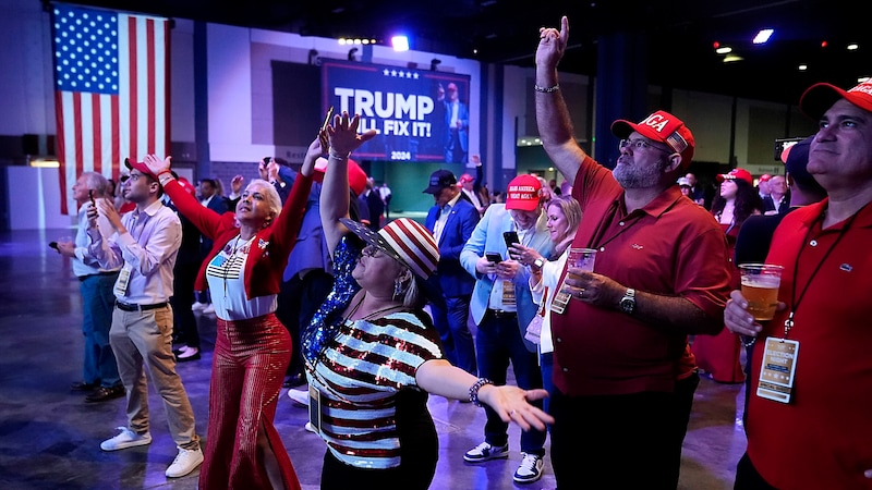 Cheers from Trump supporters, ... (Bild: APA/AP)