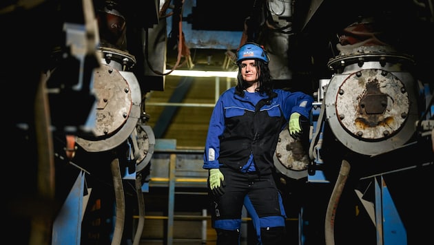 Tamara Radler inspecting the boiler during ash removal. As a walker, this is also part of her job. (Bild: Wenzel Markus/Markus Wenzel)