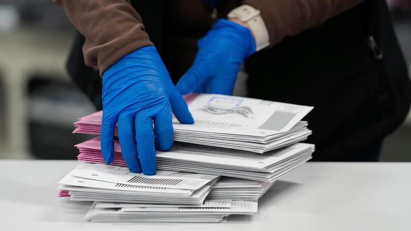 An election worker sorts absentee ballots (Bild: APA/Associated Press)