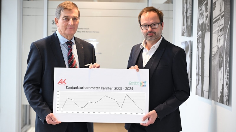 AK-Präsident Günther Goach und Eric Kirschner von Joanneum Research haben die Konjunkturumfrage 2024 präsentiert – mit düsteren Aussichten. (Bild: Thomas Hude/ AK Kärnten)