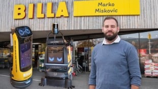 „Gloggi“ und „Glupschi“ – so heißen die beiden Roboter, die im Billa-Markt von Marko Miskovic in Gloggnitz ein Lächeln in die Gesichter der Kunden zaubern.  (Bild: Krone KREATIV/Doris Seebacher )