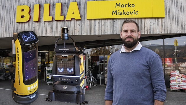 „Gloggi“ und „Glupschi“ – so heißen die beiden Roboter, die im Billa-Markt von Marko Miskovic in Gloggnitz ein Lächeln in die Gesichter der Kunden zaubern.  (Bild: Krone KREATIV/Doris Seebacher )