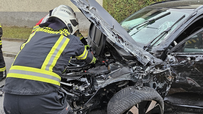 Das Elektroauto wurde schwer beschädigt,.  (Bild: BFKdo Amstetten/FF Waidhofen)