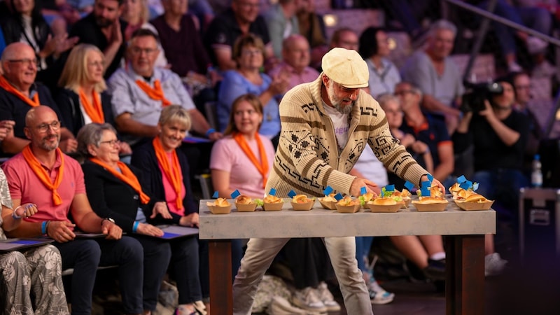 Der Hamburger Rapper Das Bo arbeitet sich an Fischbrötchen ab. (Bild: RTL/Markus Hertrich)