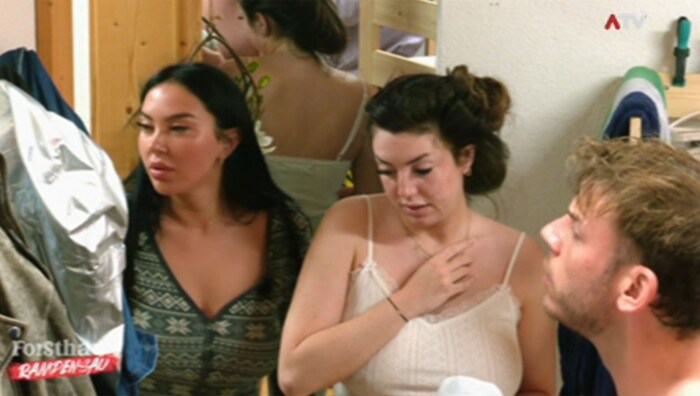 Zoe nimmt sich im Forsthaus die Party-Queens Nadja und Paloma zur Brust.