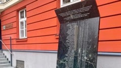 Die Stele vor dem Landesgericht Klagenfurt erinnert an Opfer der Kärntner NS-Justiz.  (Bild: Wassermann Kerstin/Krone KREATIV)