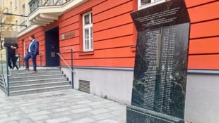 Die Stele vor dem Landesgericht Klagenfurt erinnert an Opfer der Kärntner NS-Justiz. Auch der nach dem Verbotsgesetz verurteilte Familienvater (am Foto mit Verteidiger Kröpl) sollte sich das anschauen, empfahl ein Richter. (Bild: Wassermann Kerstin/Krone KREATIV)