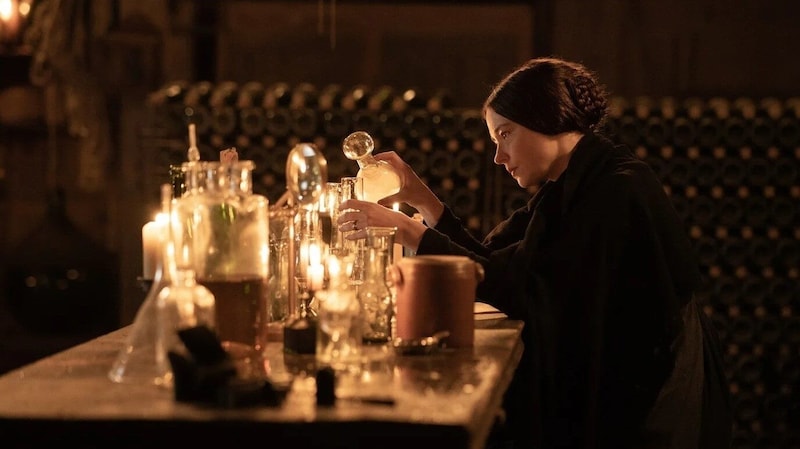 Mit nur 27 Jahren wird Barbe-Nicole Ponsardin (Haley Bennet) zur Witwe und möchte trotz allen Widerständen ein Wein-Unternehmen führen.  (Bild: Polyfilm)