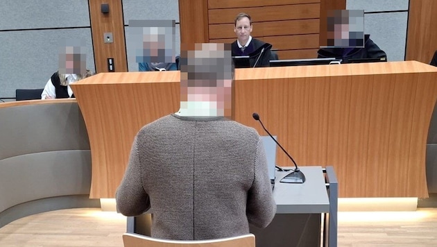 The former building contractor had to sit before a panel of lay judges led by Judge Norbert Hofer. (Bild: Markus Stegmayr, Krone KREATIV)