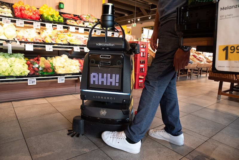 Steht Putzroboter „Glupschi“ etwas im Weg, erscheint auf seinem Display ein schmerzhaftes „Ahhh!“ oder ein Krankenwagensymbol.  (Bild: Doris_SEEBACHER)