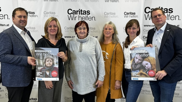 Caritas Director Ziselsberger (left), Secretary General Christoph Riedl, Judith Baumgartner (2nd from left), Sandra Noe-Nordberg (2nd from right) and two women affected by poverty. 