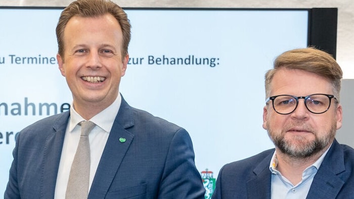 SPÖ-Klubchef Hannes Schwarz (rechts) übt Kritik an der Gesundheitspolitik von Landesrat ...
